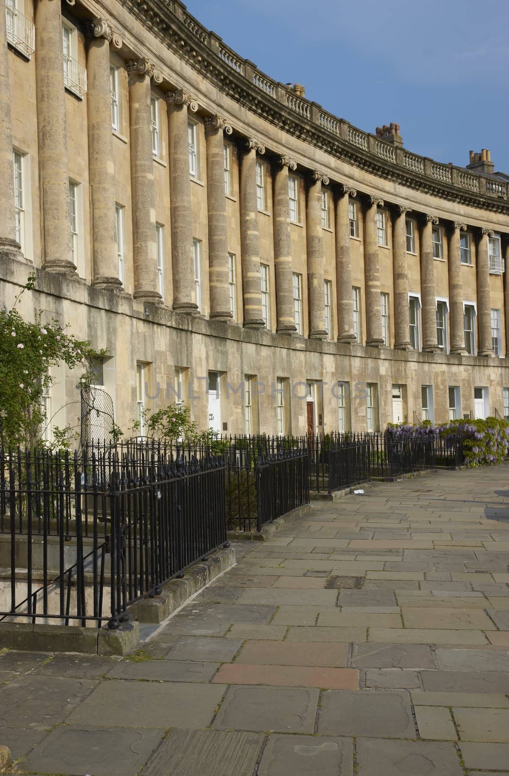 Royal Crescent. Large crescent of houses made from locally mined bath stone. Bath, Somerset, England