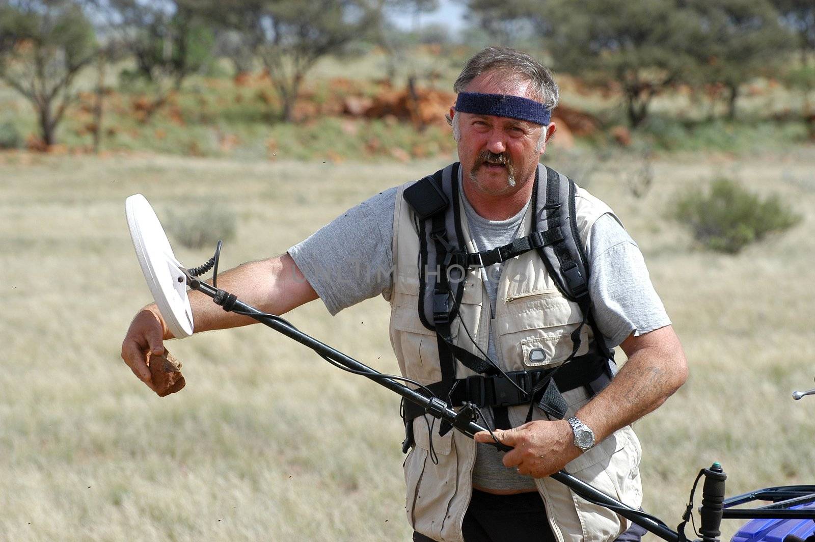 Gold bearing prospection in the Australian bush in quad to have a larger research area and to find the most beautiful gold nuggets.