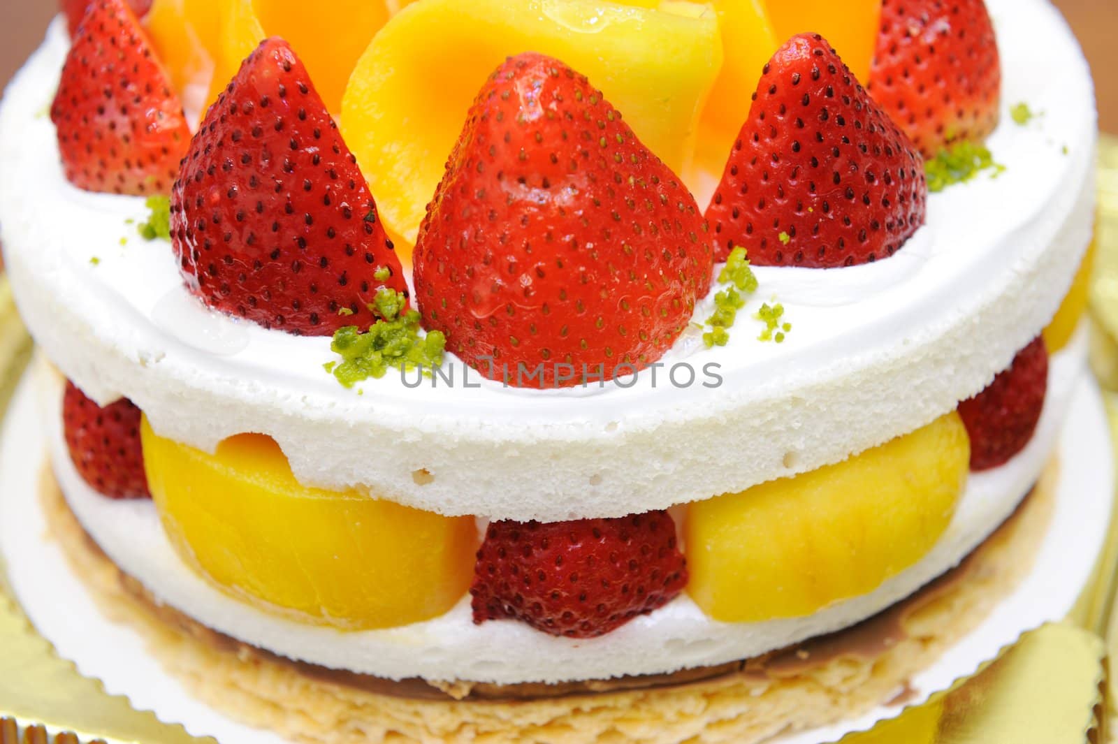 Cake with strawberry and mango