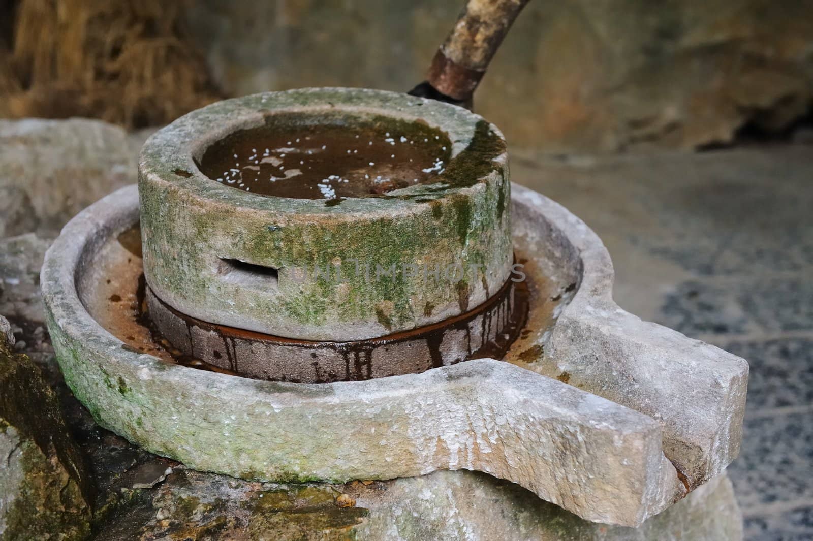 Chinese traditional style stone mill for grinding soybeans