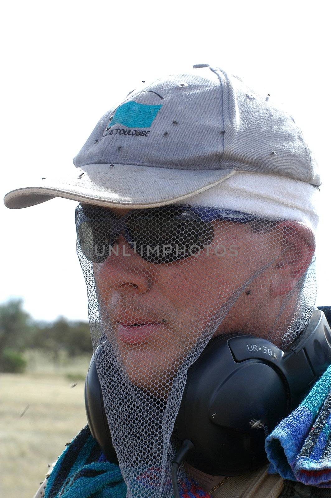 To protect itself from the flies in Australia in the bush to go to seek gold it is necessary to have a net on the head.