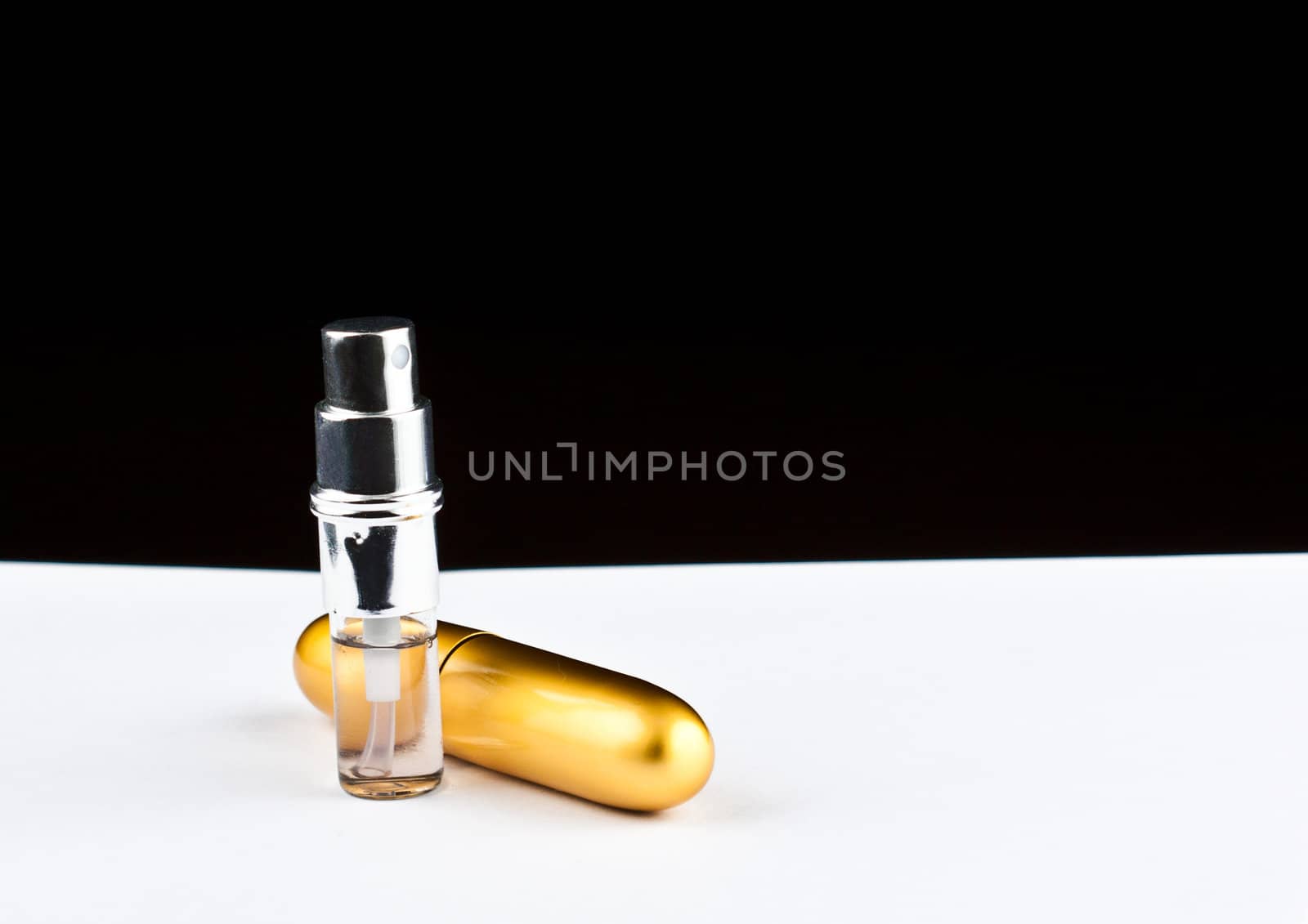 Close up picture of a bottle of perfume 