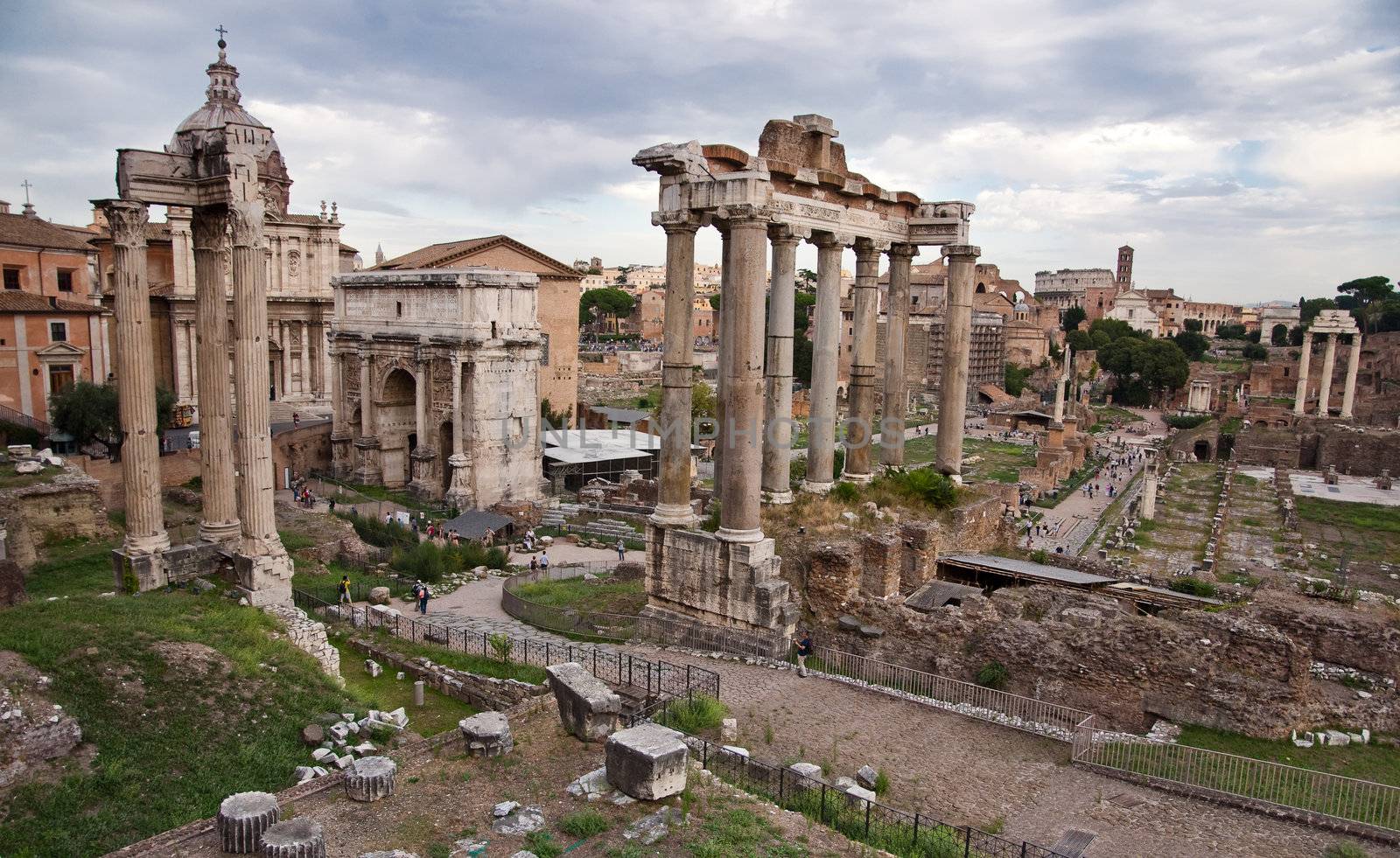 Postcard Foro Romano with columns and arc of Settimio Severo - Roma - Italy