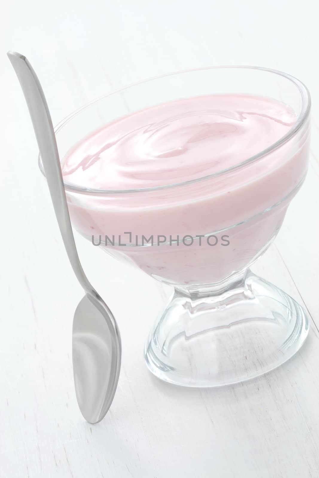 Fresh strawberry yogurt by tacar