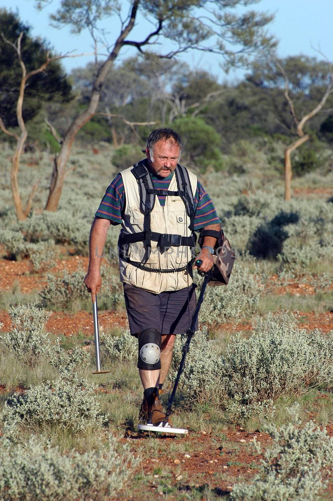 Gold bearing prospection in the Australian bush in quad to have a larger research area and to find the most beautiful gold nuggets.