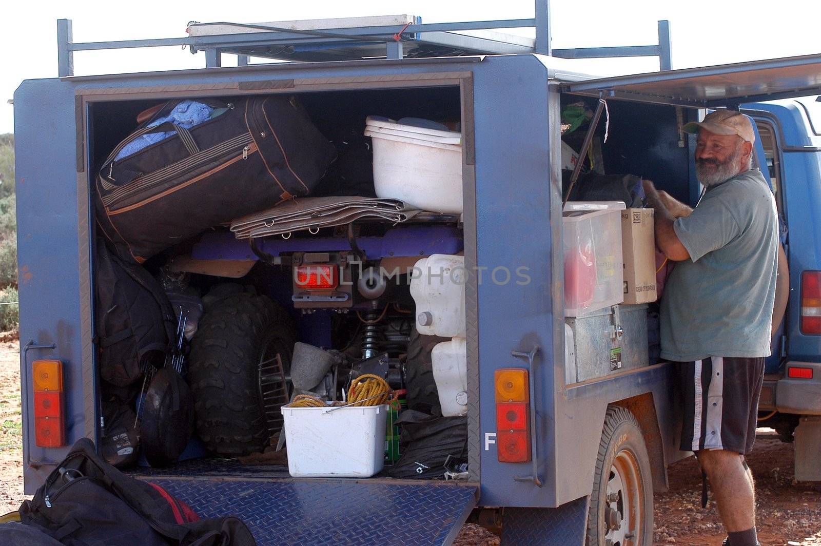 loading of the trailer of the 4x4