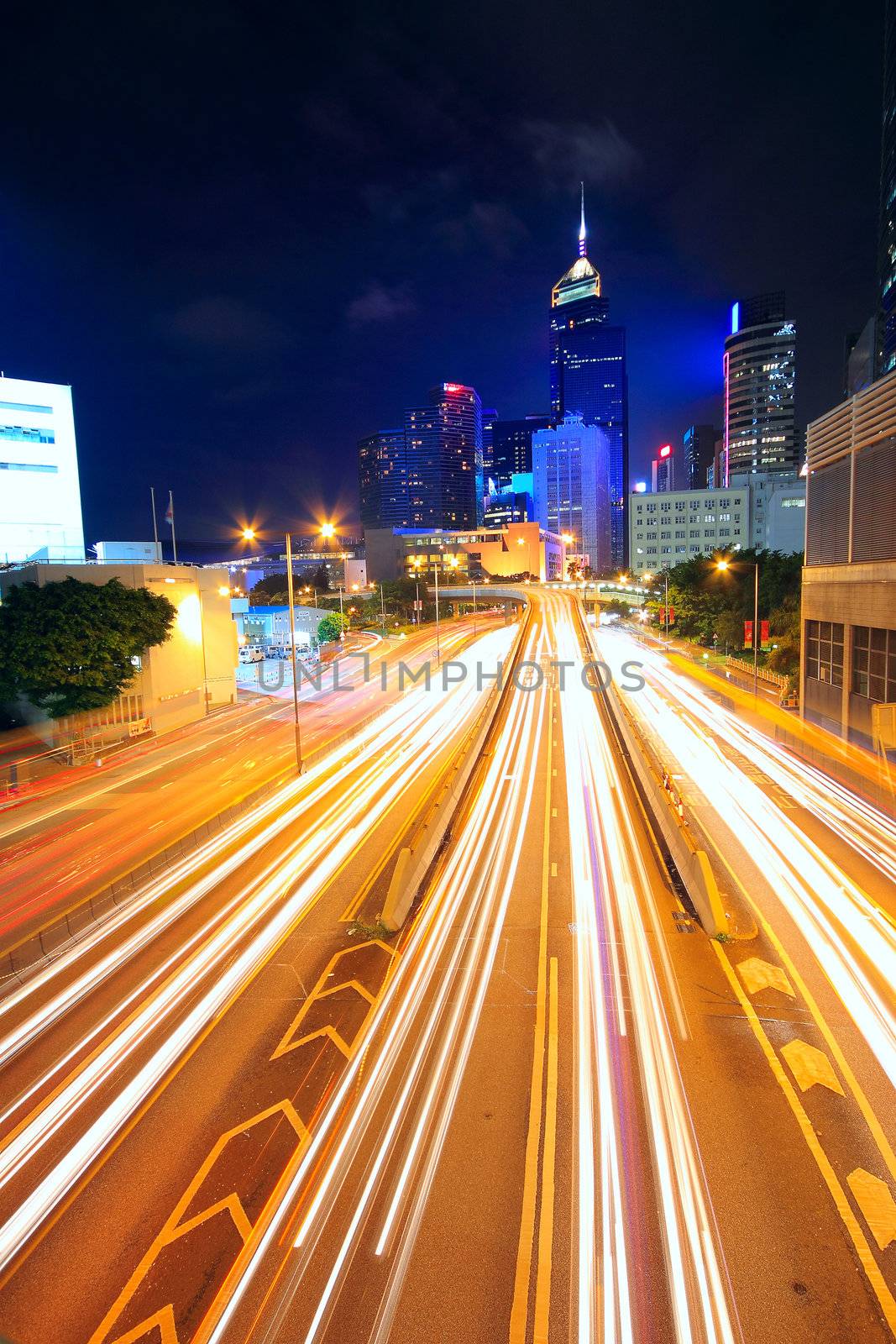 traffic city night by cozyta