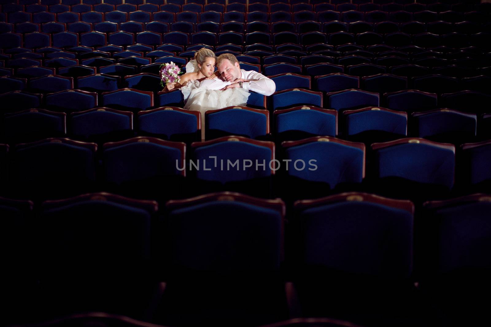 bride and groom at the theatre kissing