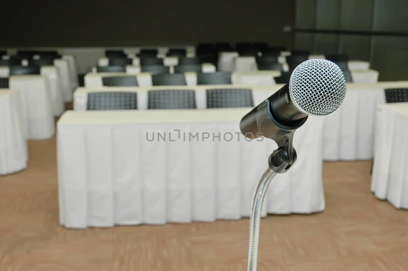 Microphone amplifier for talks