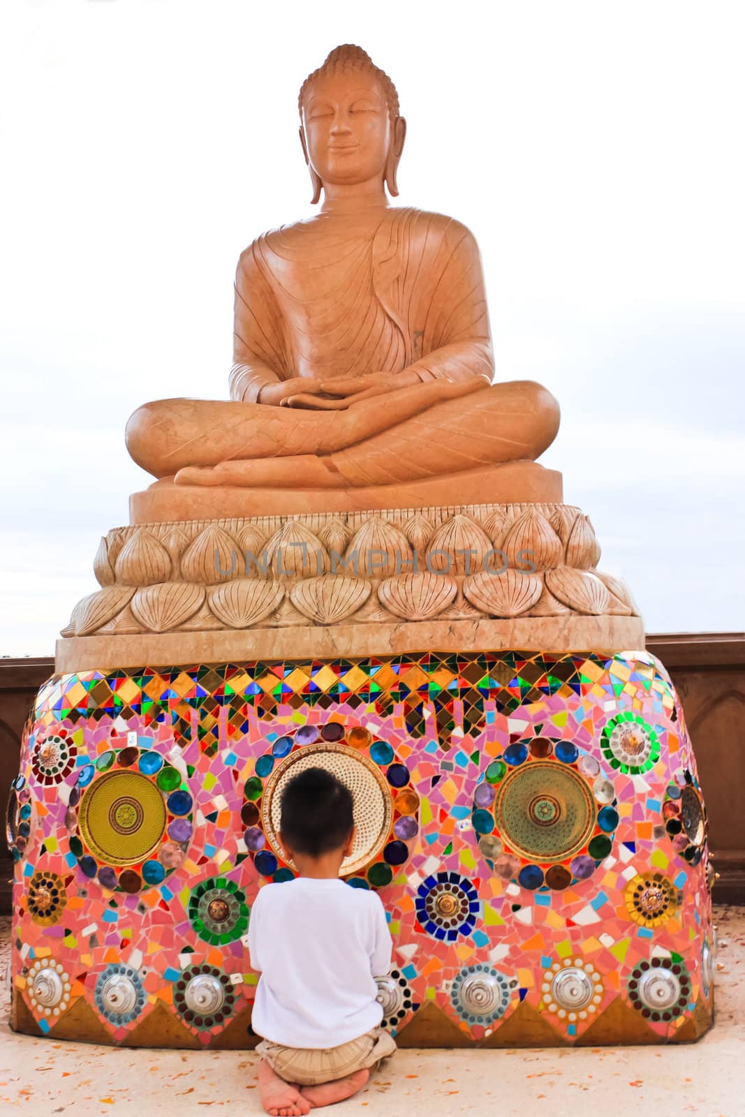 Child pay respect to the Buddha image by sutipp11