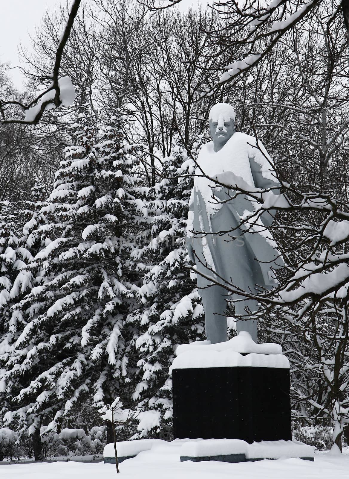 KMELNYTSKY, UKRAINE - DECEMBER 13: Monument to Lenin (Vladimir Ulyanov) in winter park. December 13, 2012 , Khmelnytsky, Ukraine