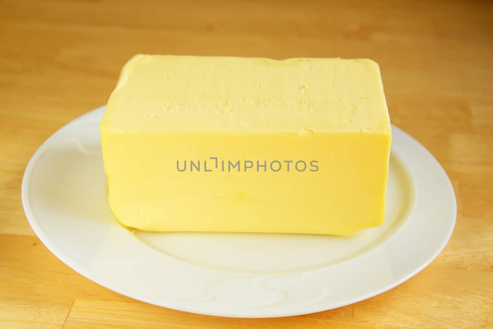 Halv a kilogram of butter on a white plate