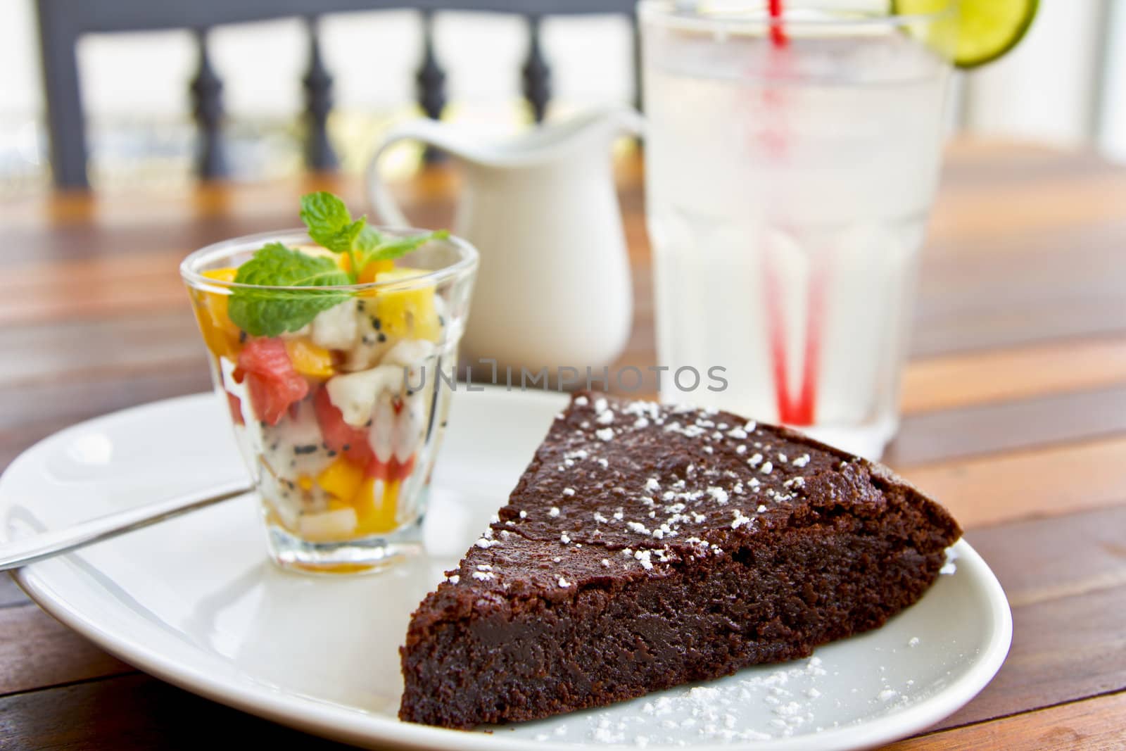 Chocolate fondant with fruit salad and lime juice
