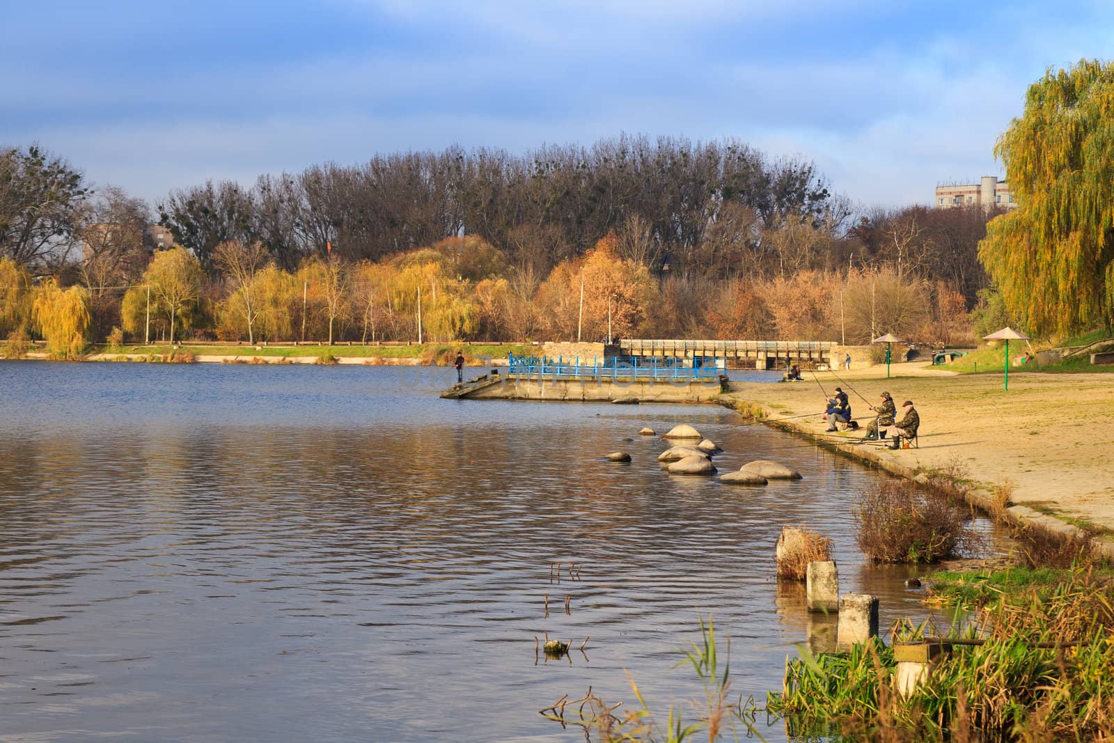 Catching of fish fishermen on a lake in autumn by sfinks