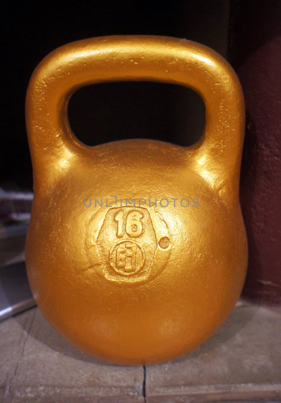 A kettlebell of 16 kg, of gold color