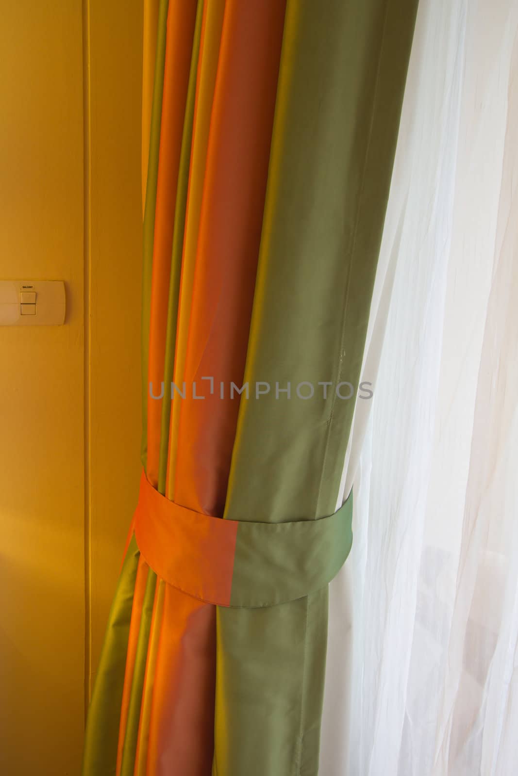 Sunscreen blinds a variety of colors in the bedroom