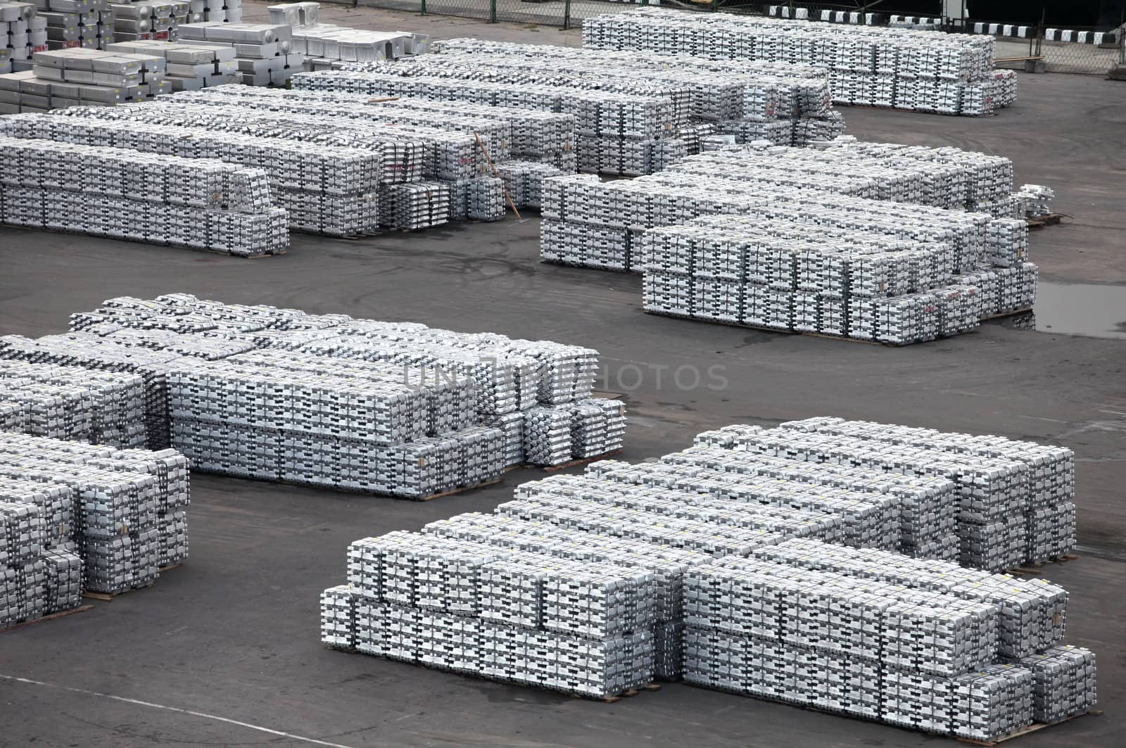 the non-ferrous metal ingots  storage in the port
