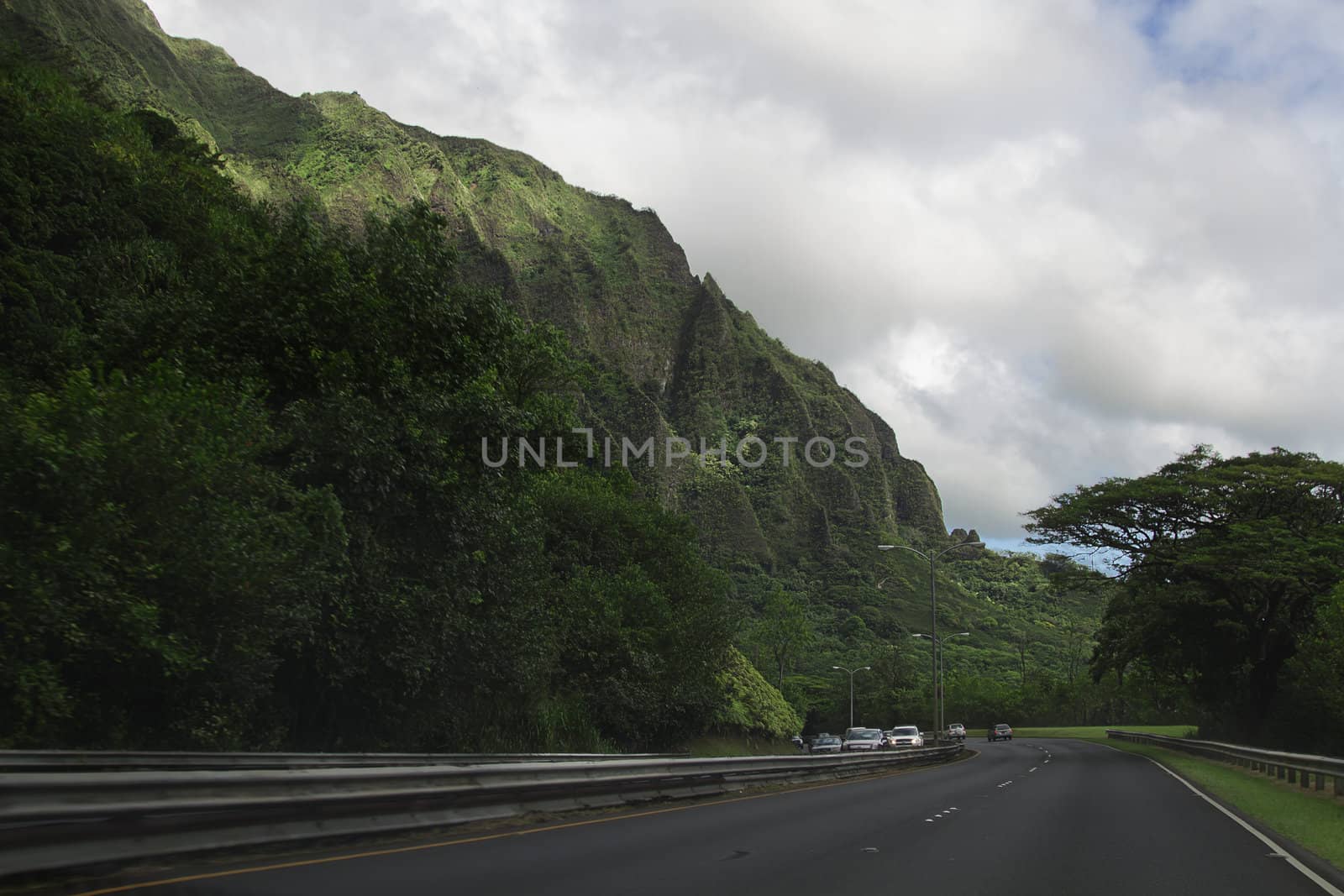 Highway on the island of Oahu travelling through the hawaiian volcano