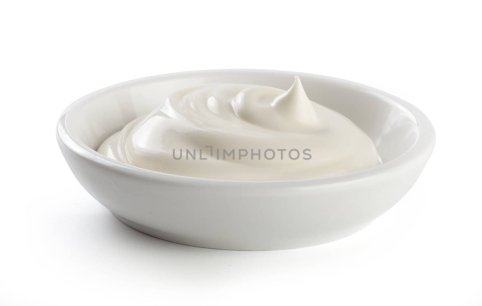 Some white mayonnaise on the white plate