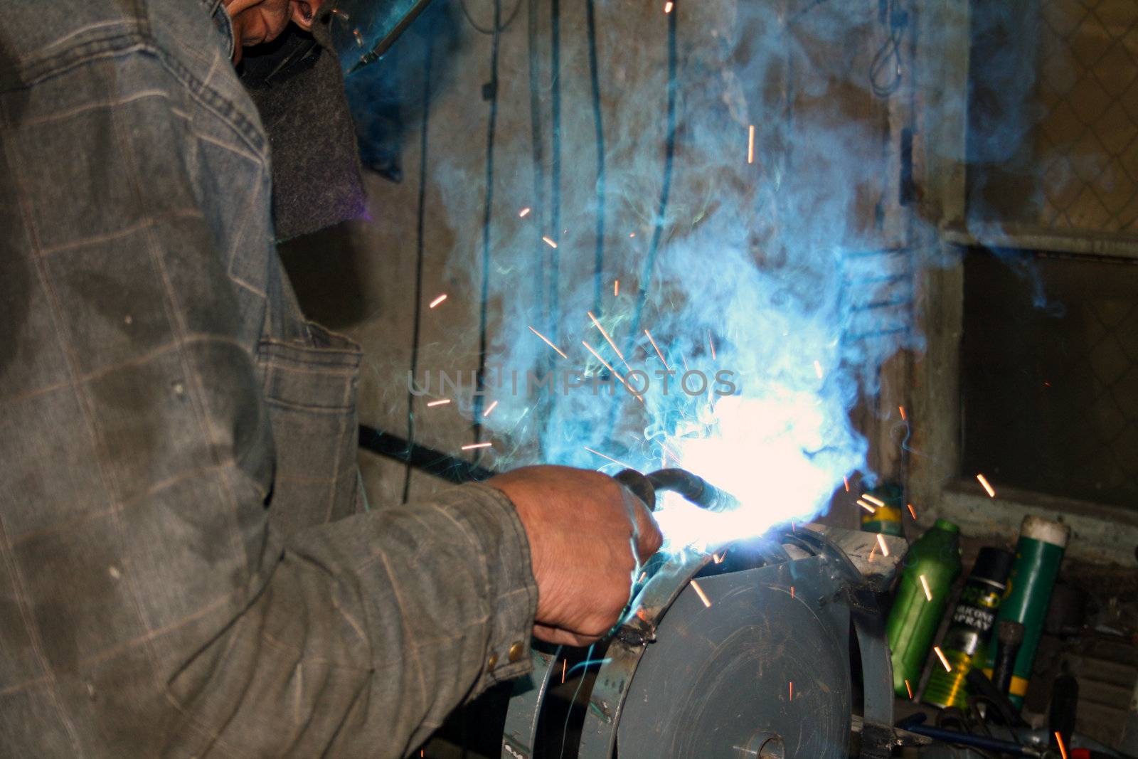 The expert works with argon welding