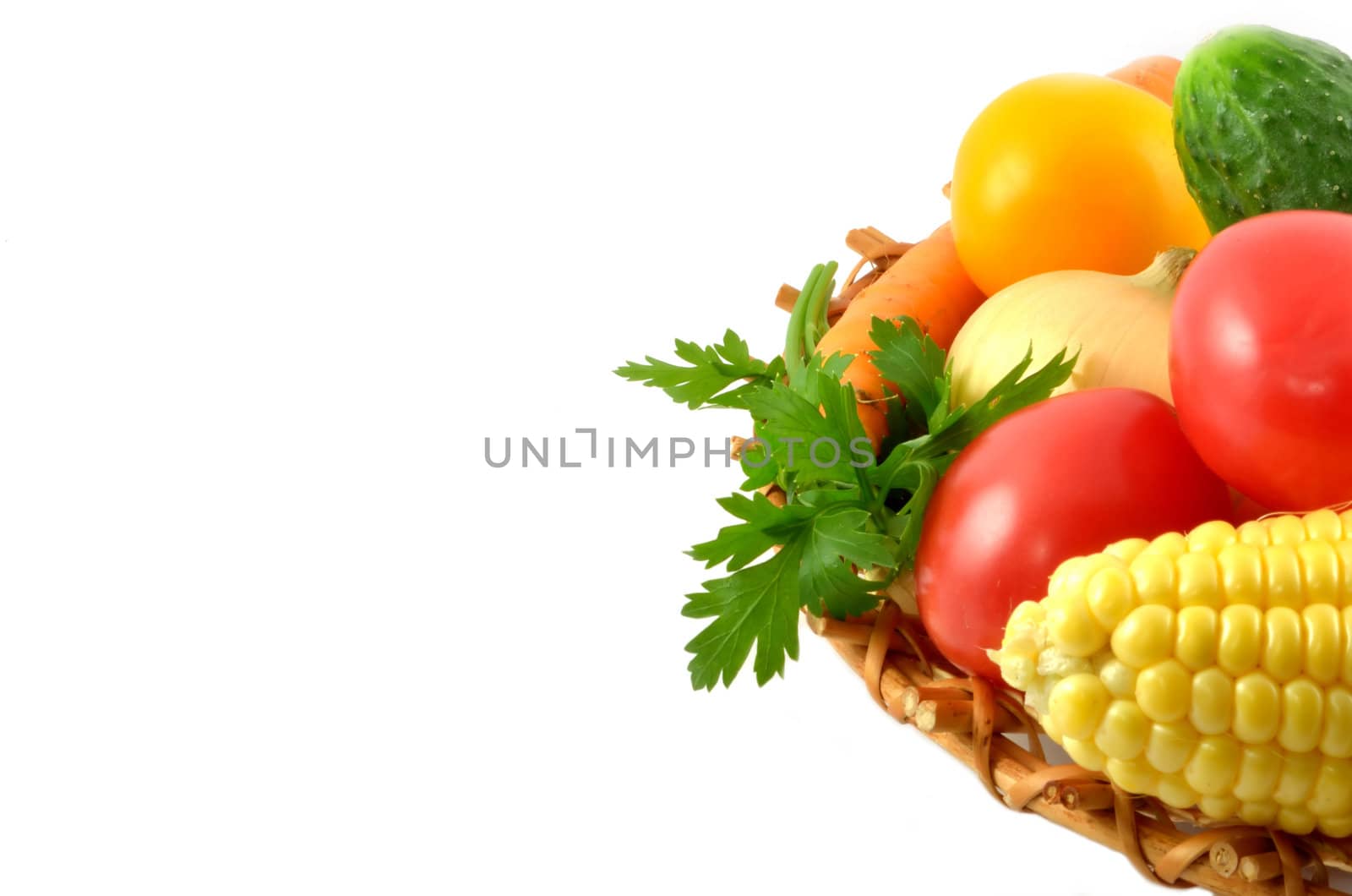 wattled plate with vegetables, tomatoes, onions, corn, a cucumber and carrots