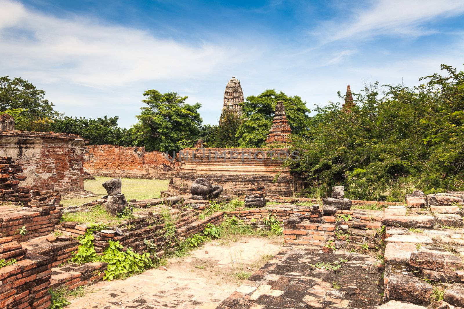 Ancient temple of Ayutthaya by jame_j@homail.com