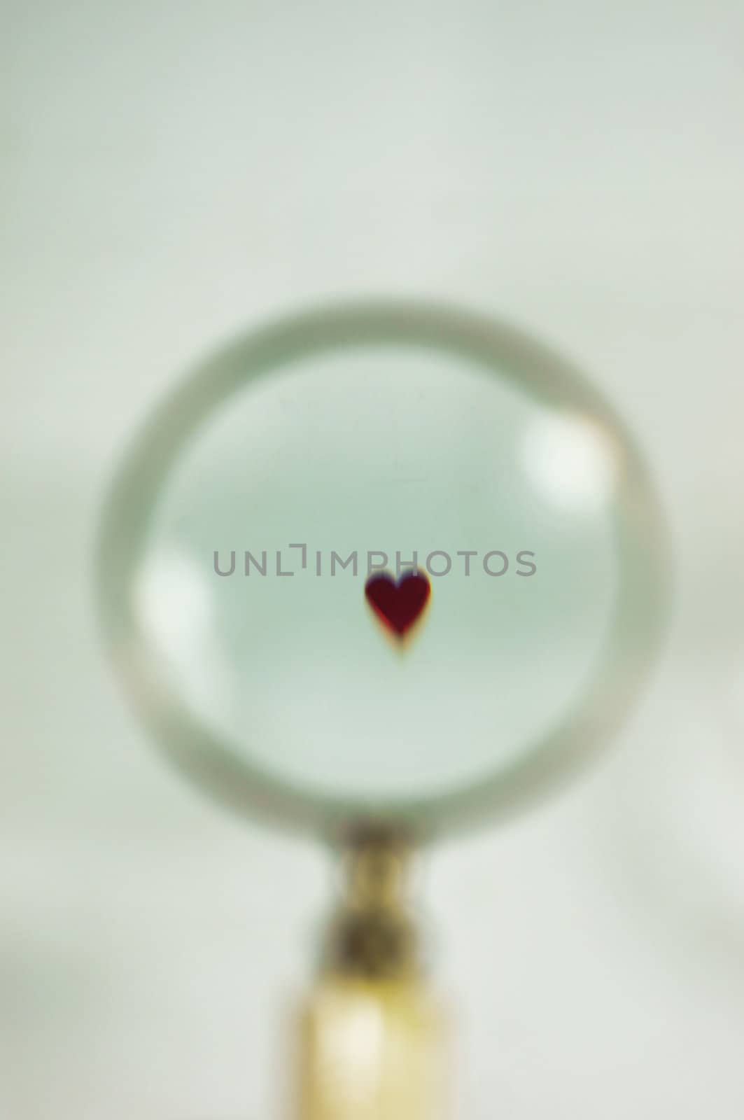 A retro magnifier is magnifying a little heart