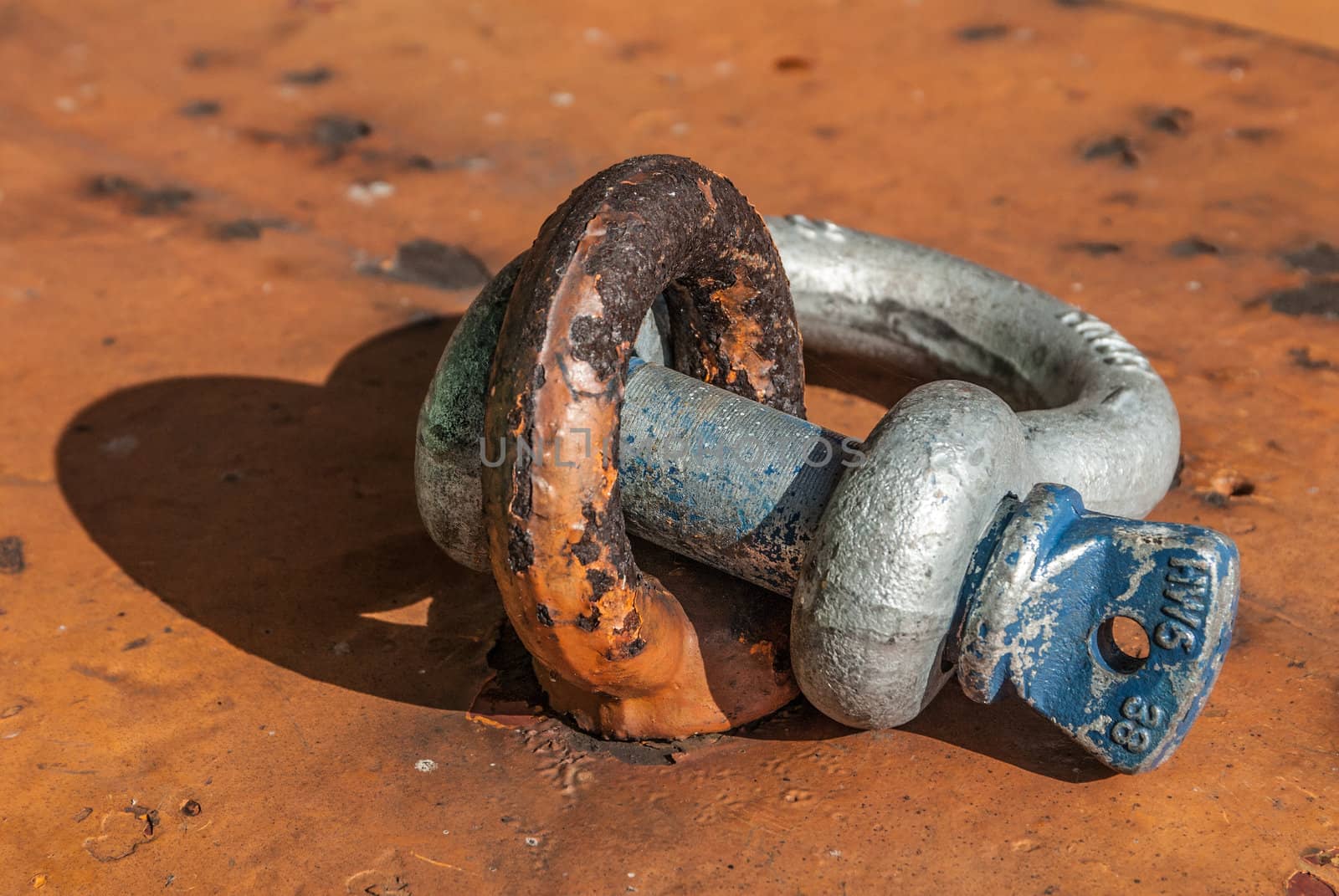 Big shackle with orange eyelet