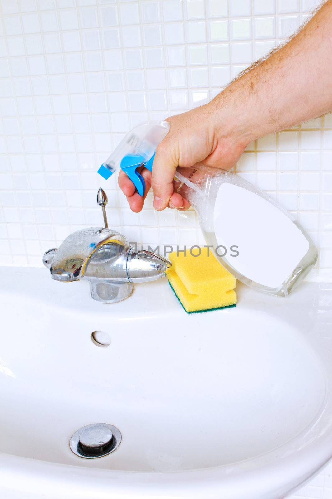 Cleaning bathroom sink with spray bottle