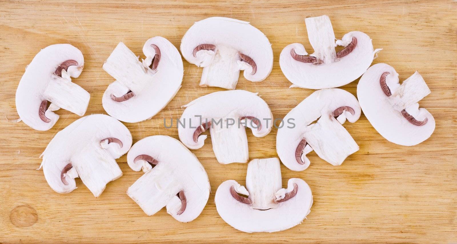 Sliced mushrooms by Gbuglok