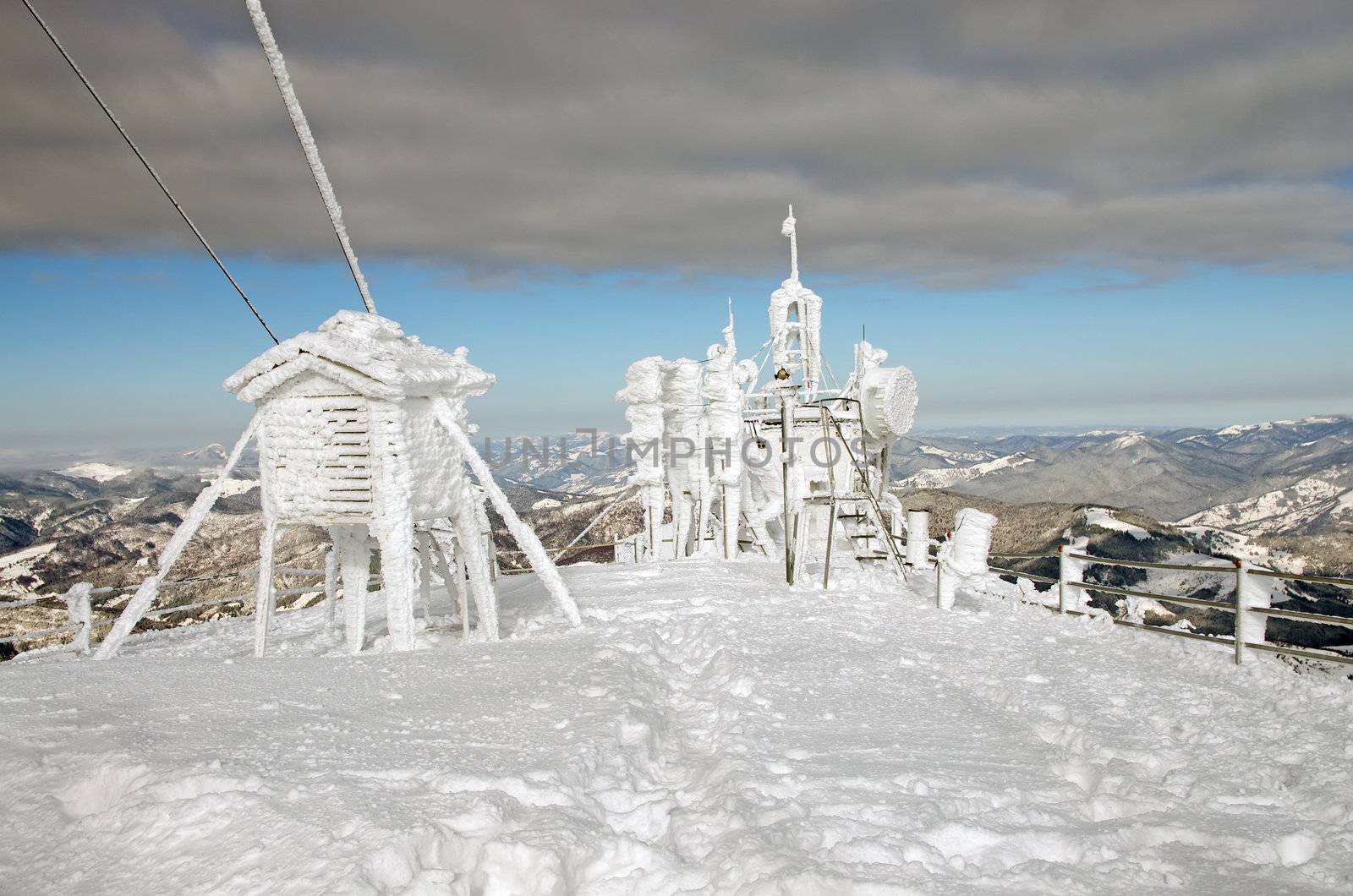 Frozen weather station by savcoco