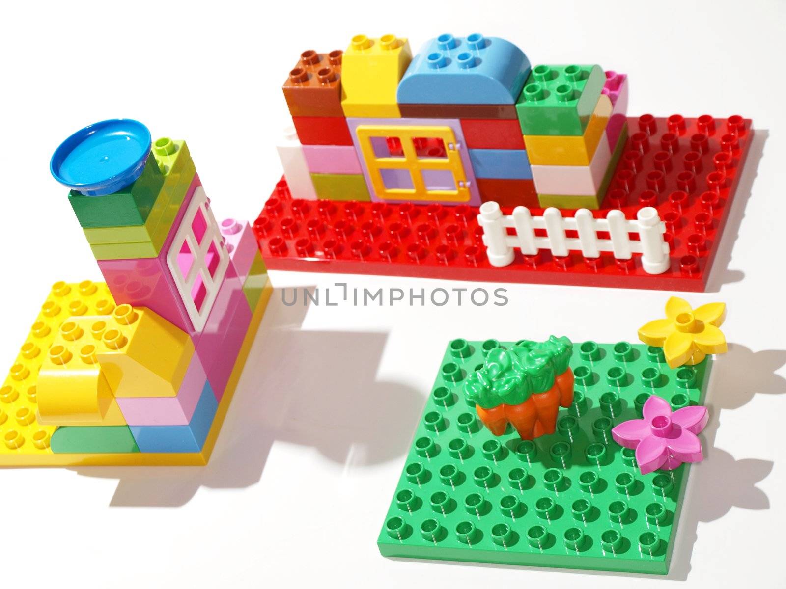 Colorful plastic quick build toys by Arvebettum