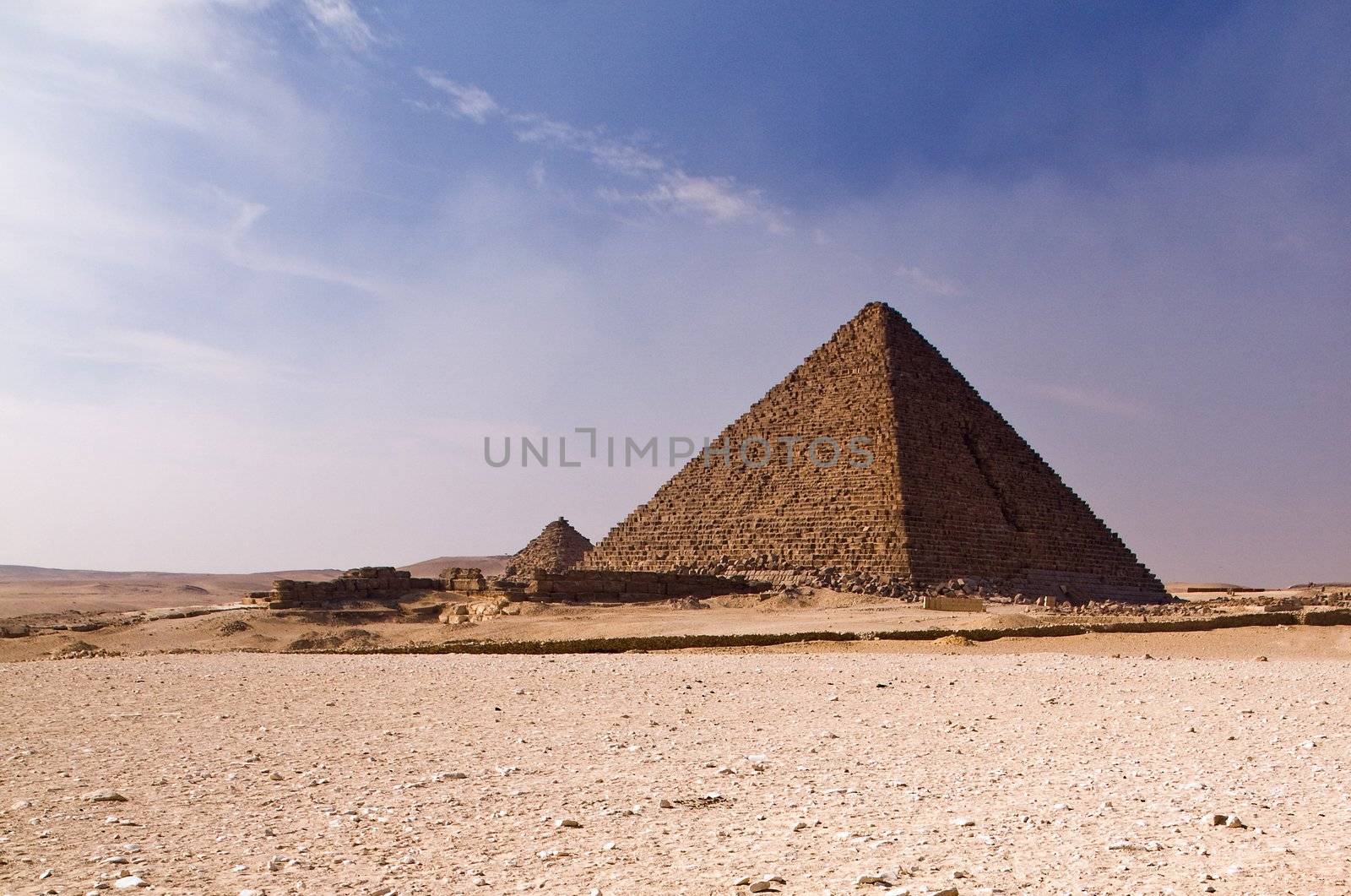 Pyramid in the desert by Gbuglok