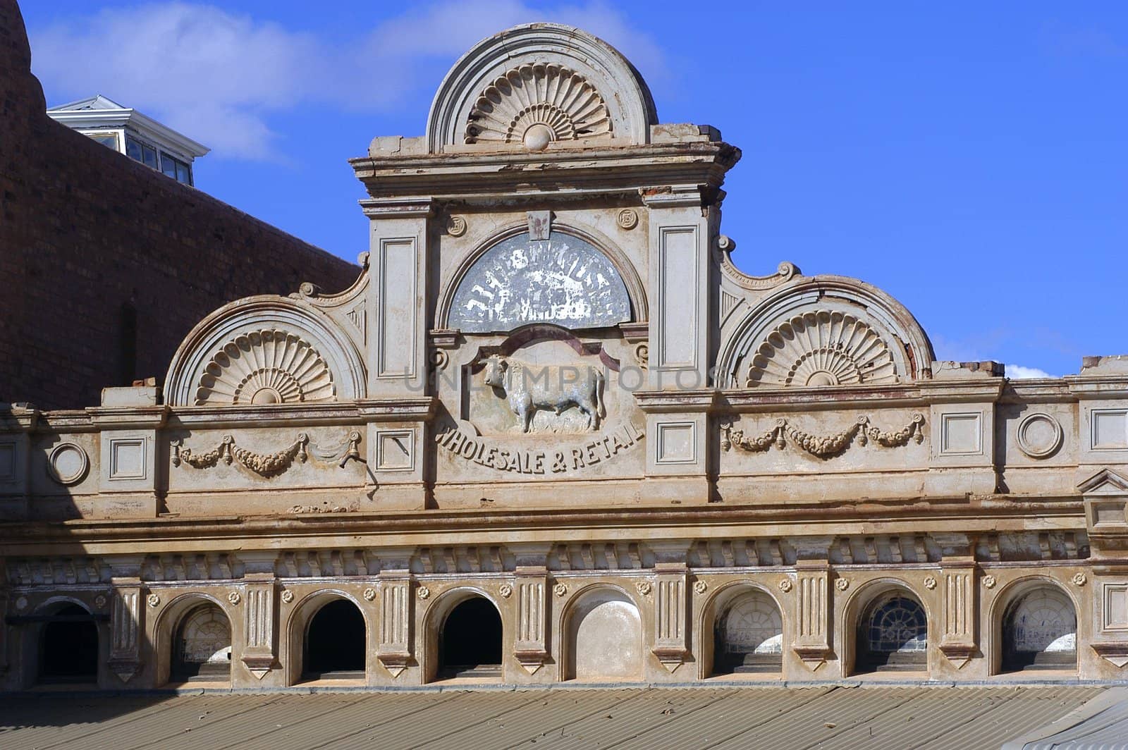 frontage of a building of Kalgoorlie in Australia with low-reliefs