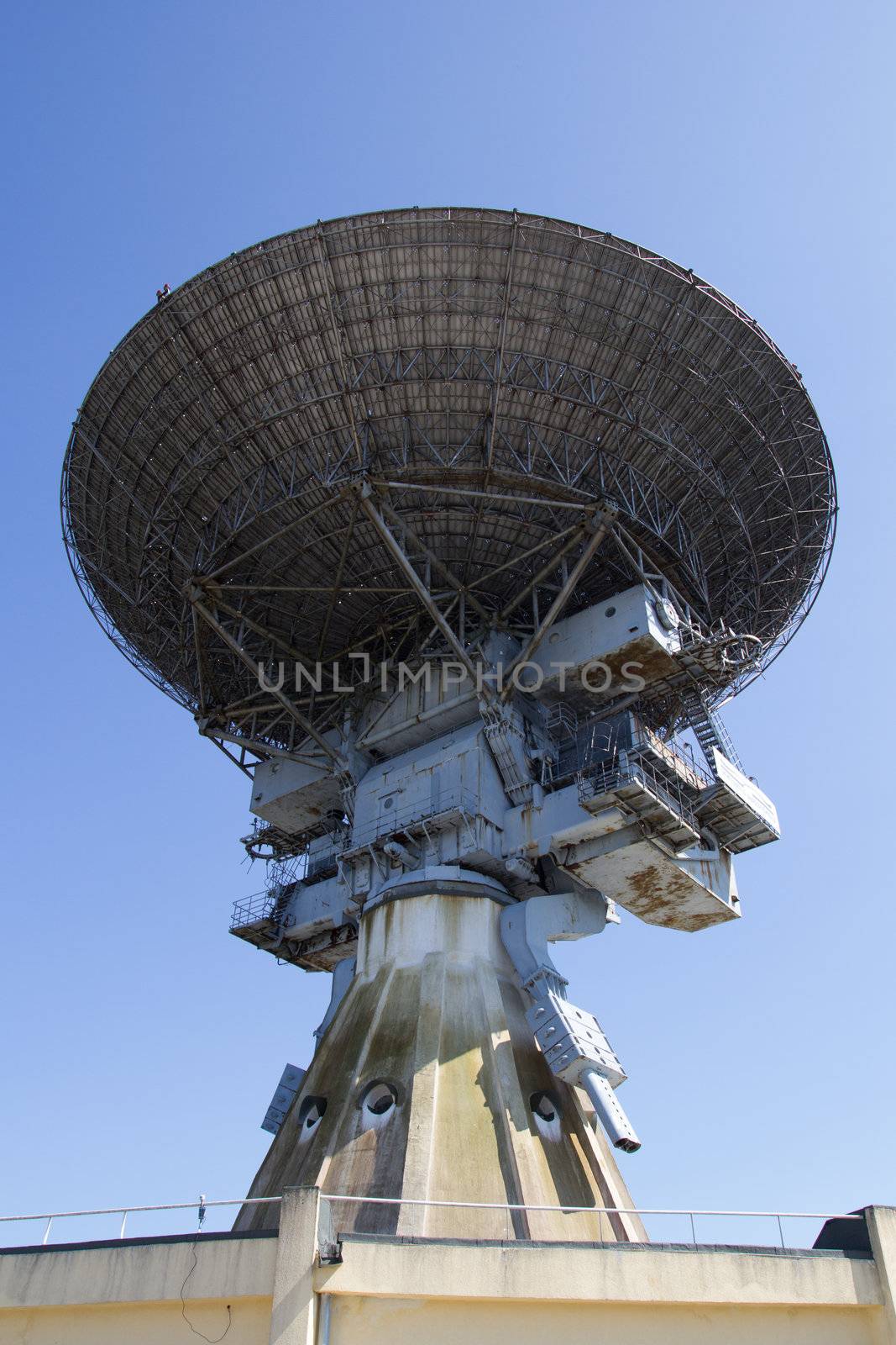 radio telescope by AigarsR