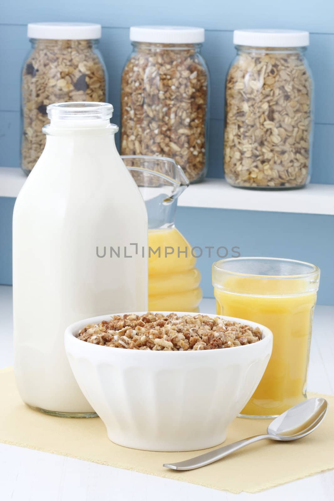 Delicious and healthy crunchy oats cereal, popular around the world, and often eaten in combination with yogurt or milk. 