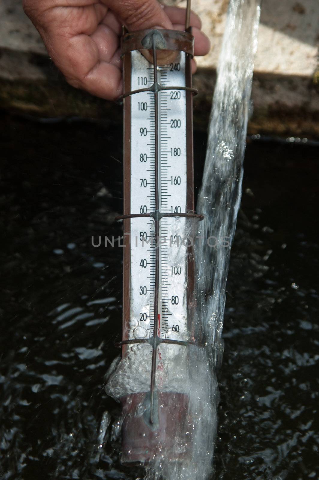 Water temperature measurement tool under the water flow