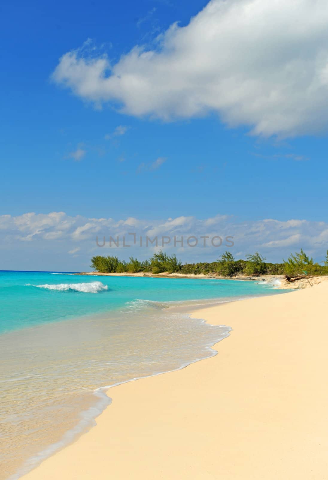 Tropical beach in the Bahamas with white sand and turquoise blue ocean water and nobody on the beach