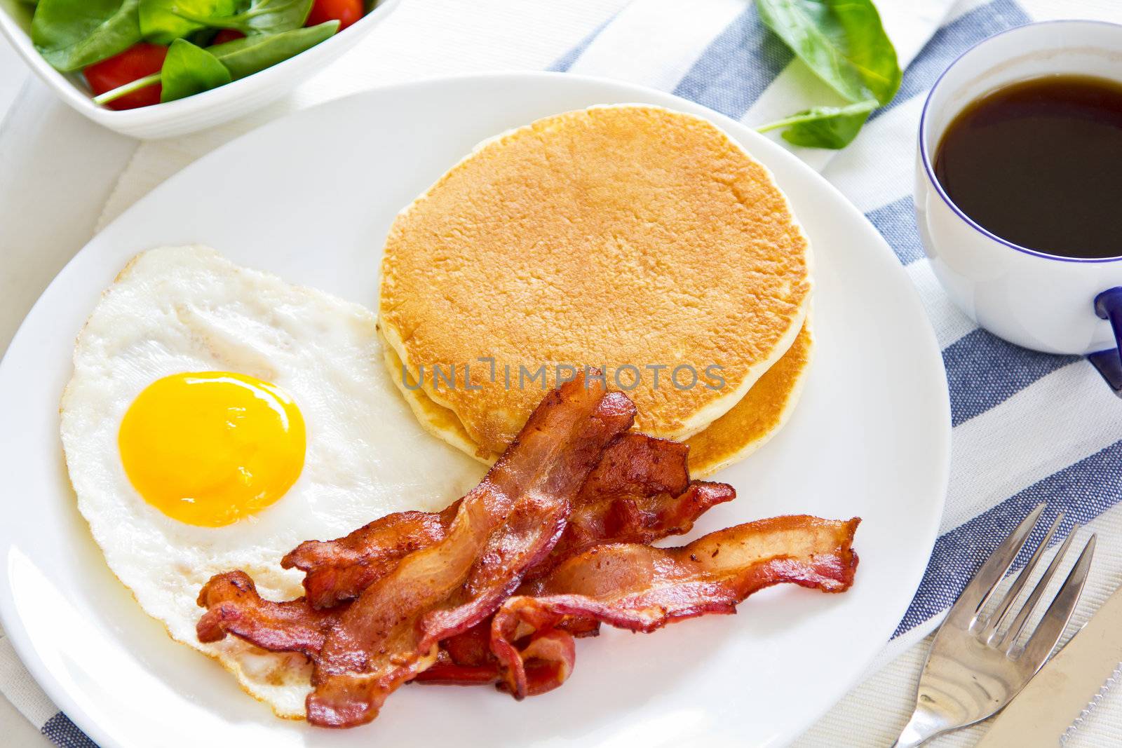 Pancake with Bacon, fried egg and spinach salad