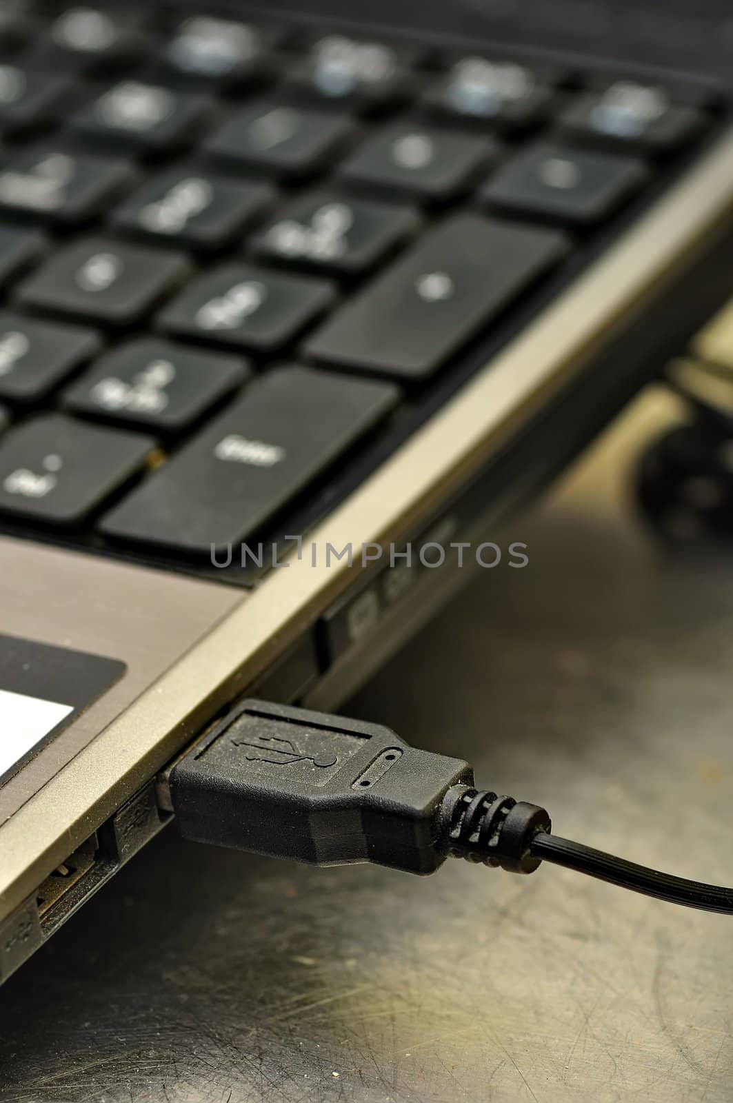 Plug the USB jump drive to a laptop