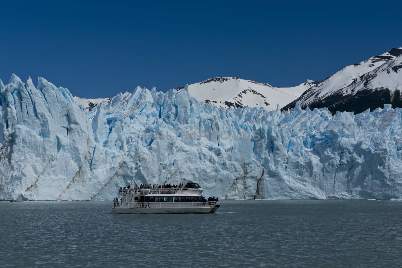 Boat in front of the Glacier Perito Moreno by faabi