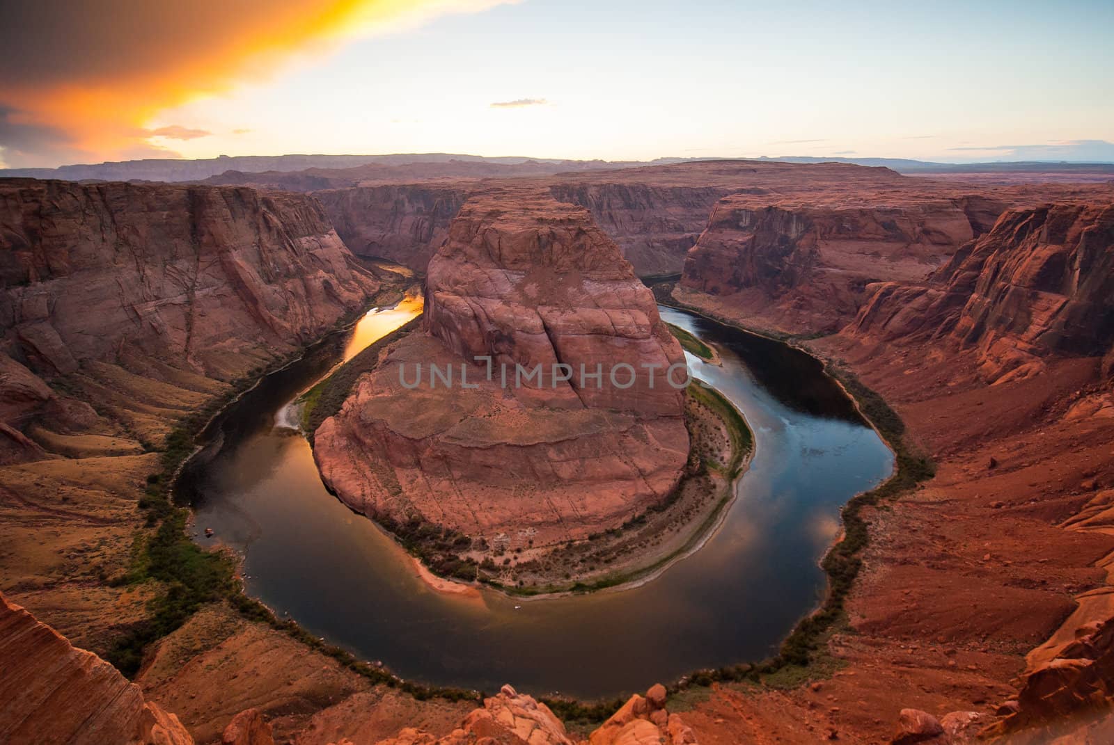 Horseshoe Bend of the Colorado River by oliverjw