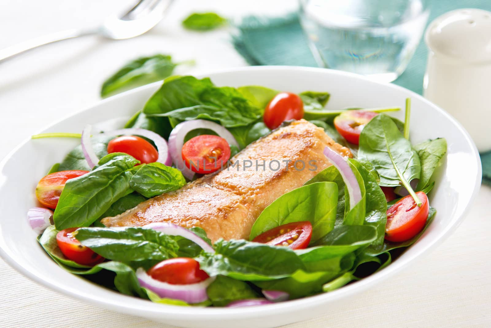 Salmon with Spinach salad by vanillaechoes