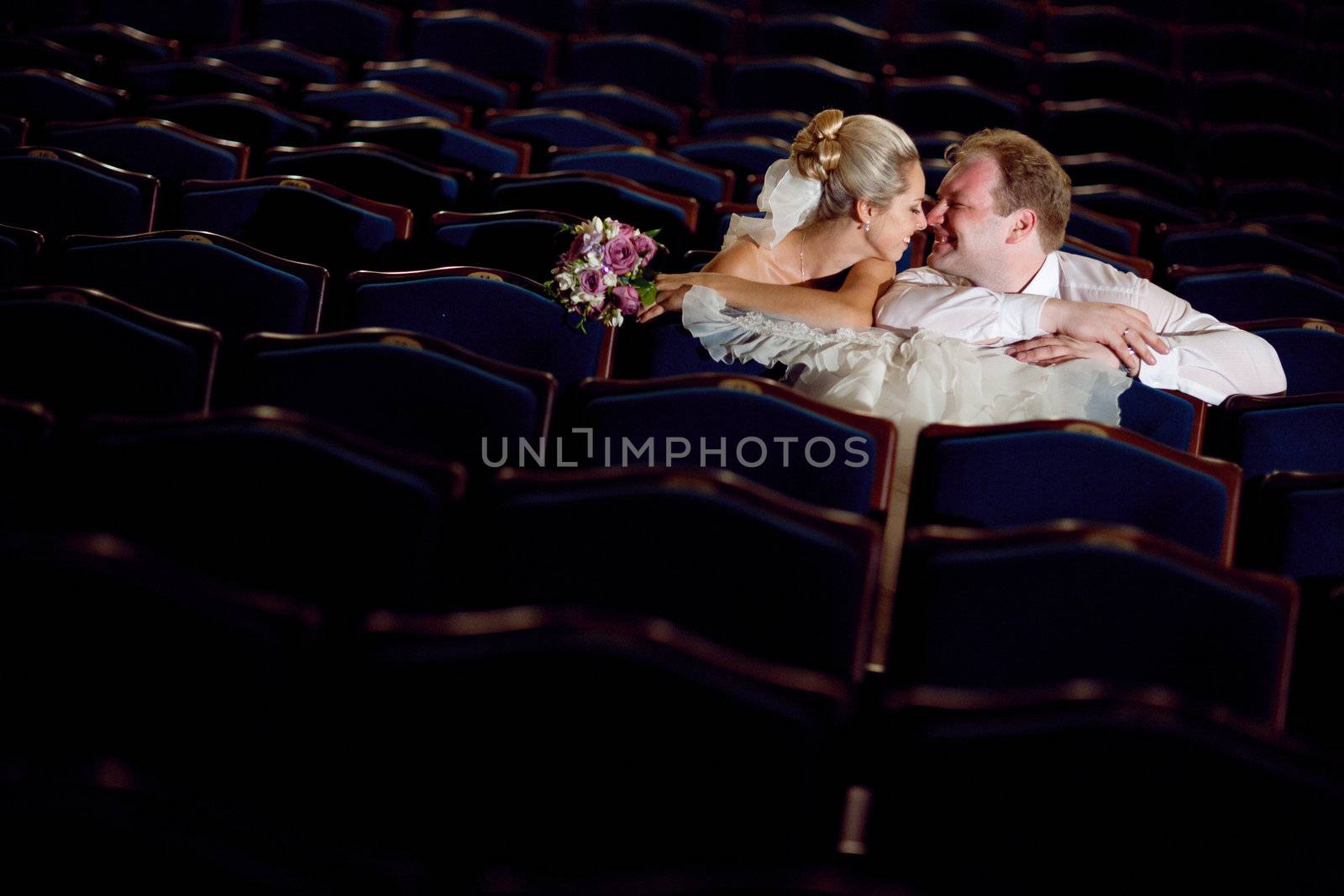 bride and groom at the theatre kissing