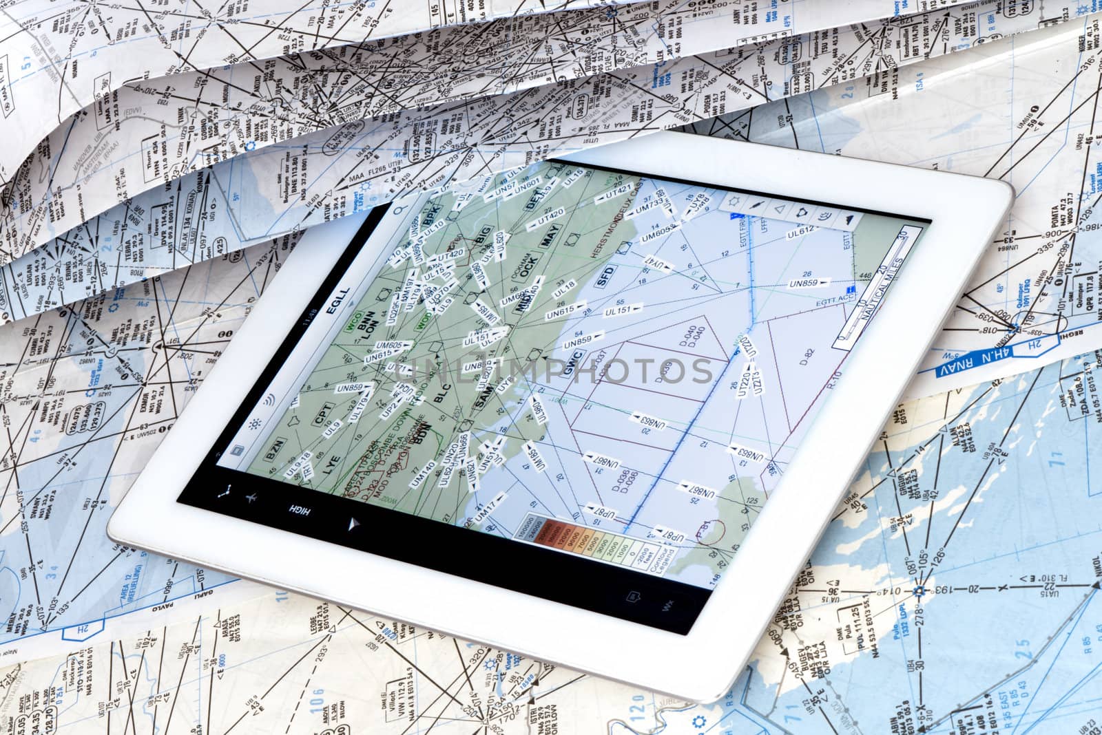 Comparison between a map of paper and an electronic flight deck