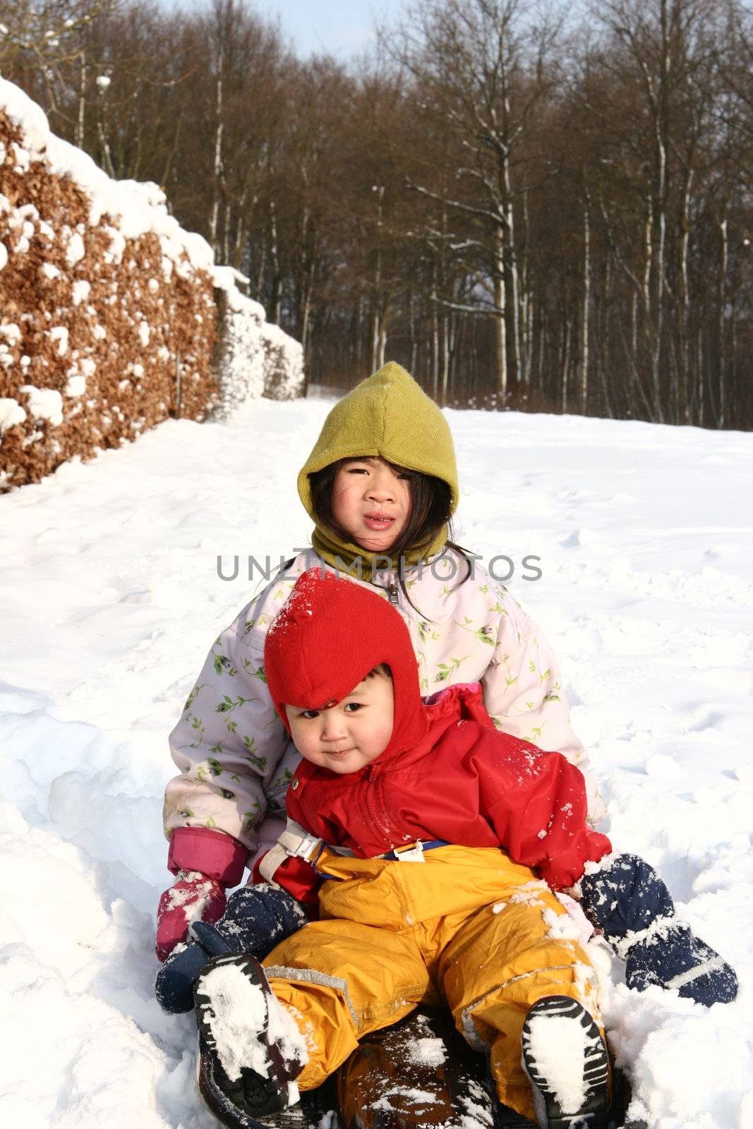 chdren ´play in the snow