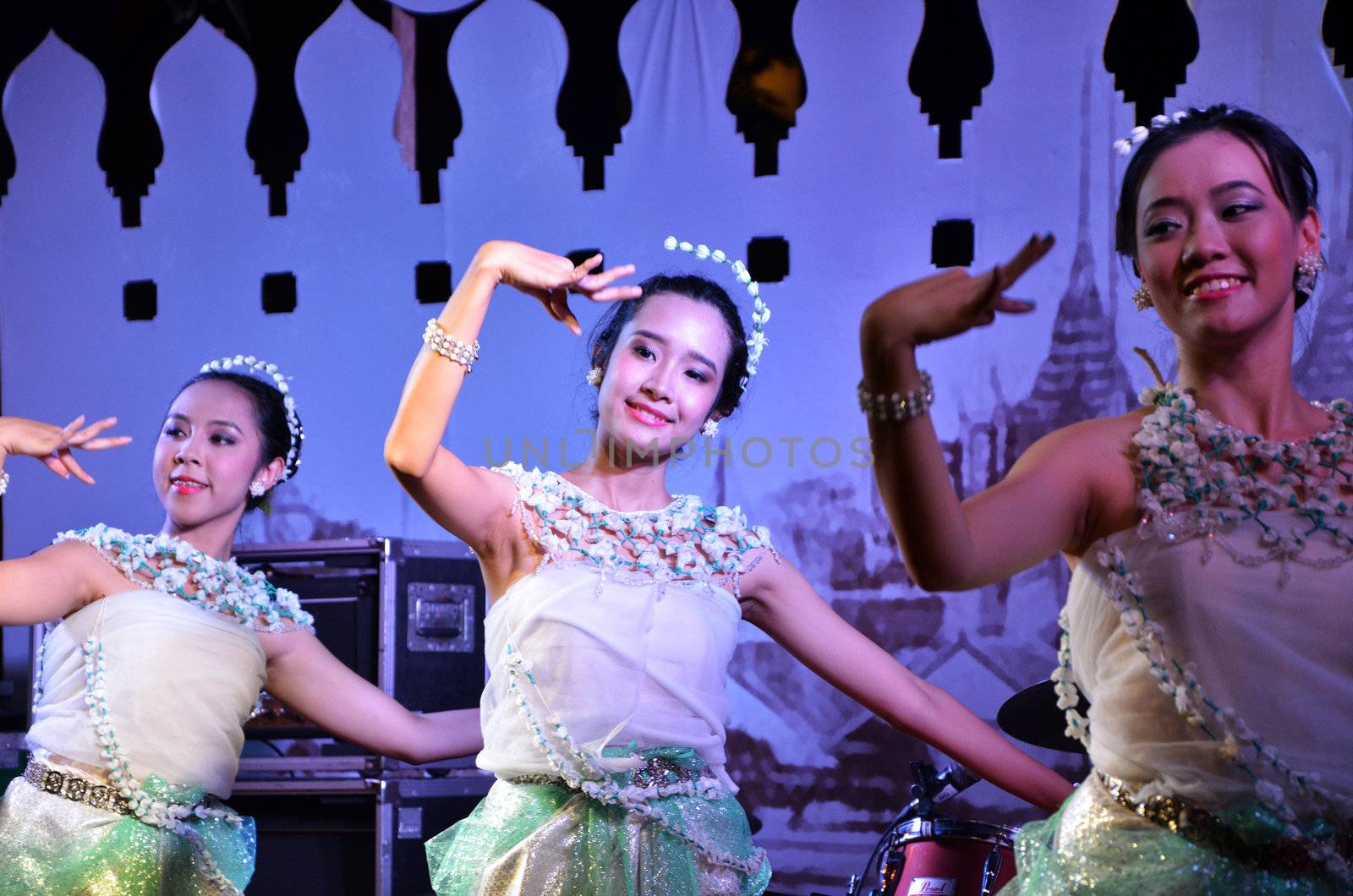 BANGKOK - DEC 16:Traditional Thai Dance at Phra Athit Walking Street, "Rattanakosin recall" festival on December 16, 2012 in Bangkok, Thailand. Its a tourist attraction primarily for night life and entertainment 