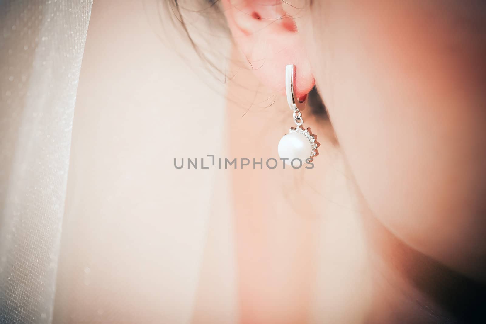 Bride's ear-ring with pearl jewel