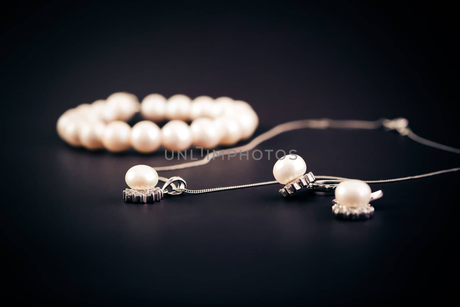 Earings and necklace with pearls jewel