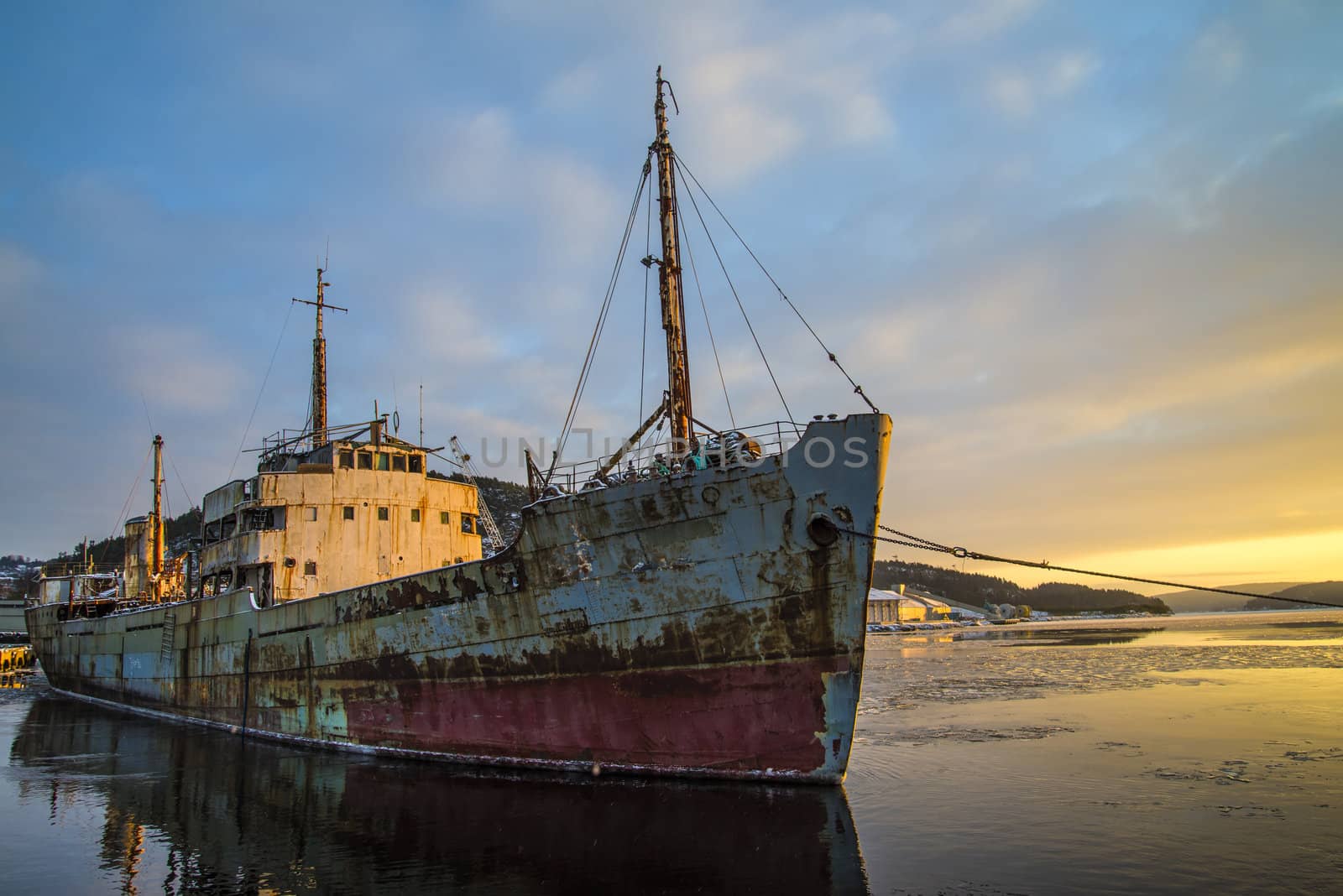 ms hamen being towed by steirus